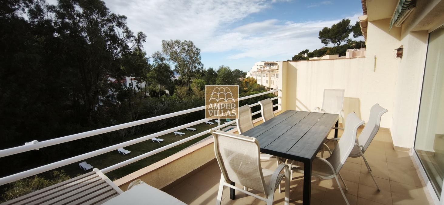 Spacious bungalow with a communal swimming pool and tennis court next to the golf club.